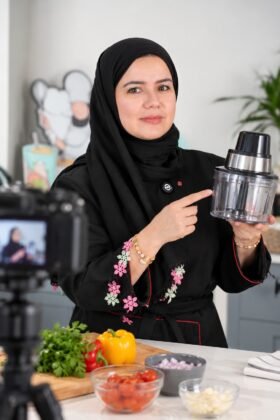 الشيف وصانعة محتوى الطعام هديل بخاري